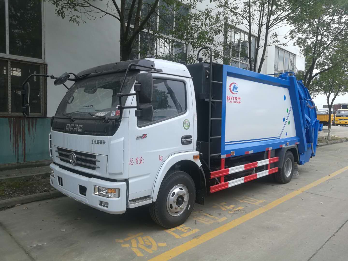 東風D7多利卡壓縮式垃圾車