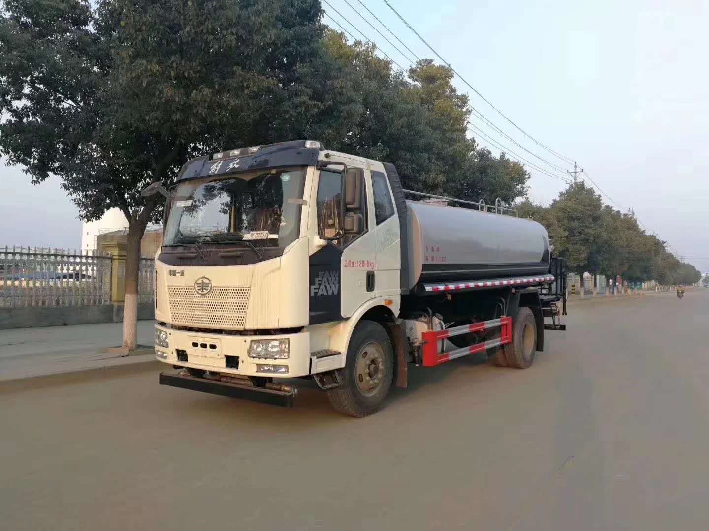 解放15噸J6灑水車